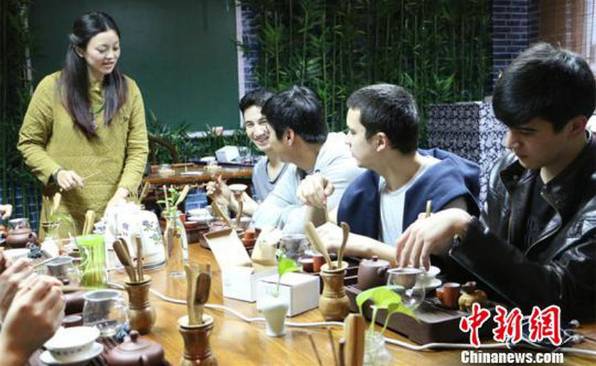 中亚留学生体验茶文化：习惯喝中国茶 喜欢学茶艺