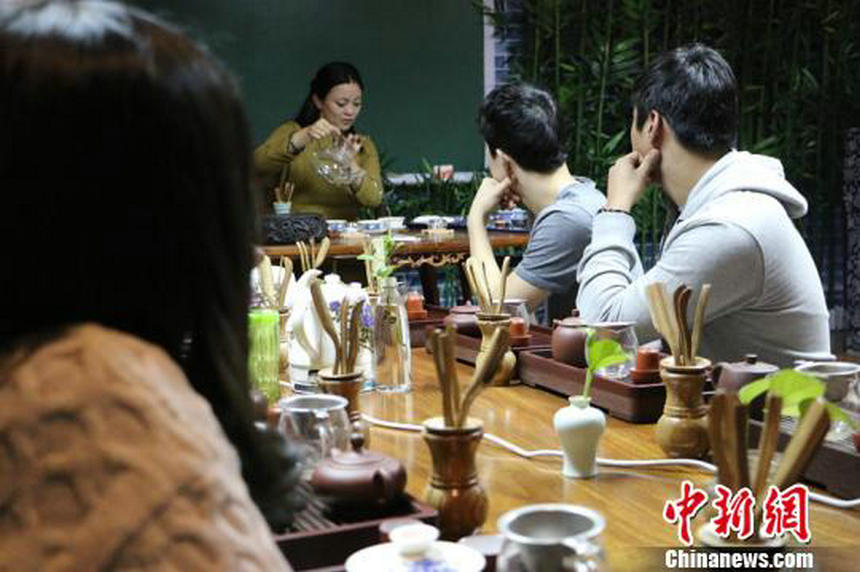 中亚留学生体验茶文化：习惯喝中国茶 喜欢学茶艺