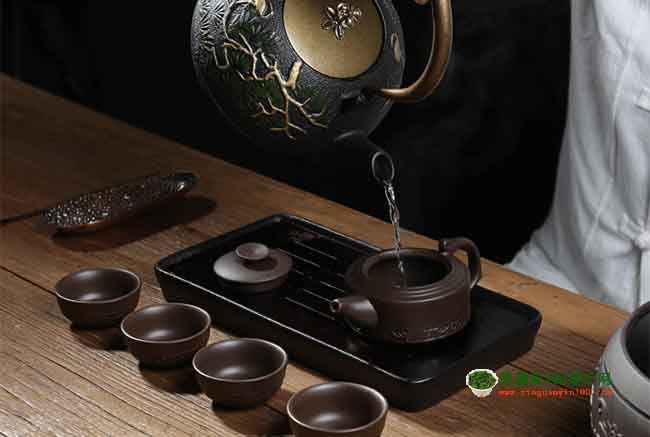 盖碗茶具适合泡什么茶，冲泡之后都有什么特点？
