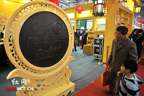 世界最大黄茶茶饼亮相农博会客户80万购买被婉拒