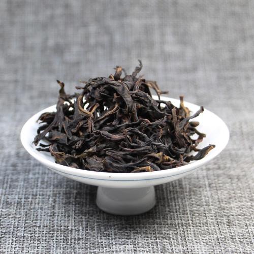 凤凰单枞茶叶品鉴外形呈现出条索状，茶汤金黄色透明
