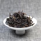 凤凰单枞茶叶品鉴外形呈现出条索状，茶汤金黄色透明