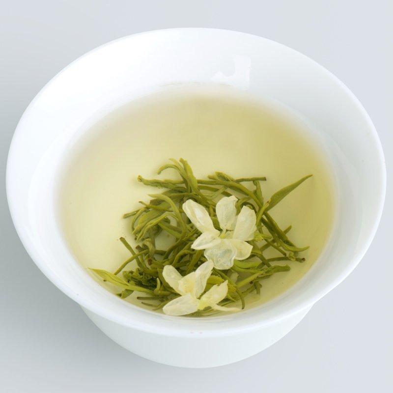 春天适合饮花茶可以促进人体内阳气的生发，振奋精神