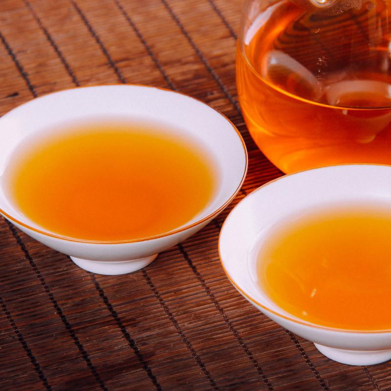 千两茶品质特点内质香气纯正，汤色橙黄、滋味醇厚