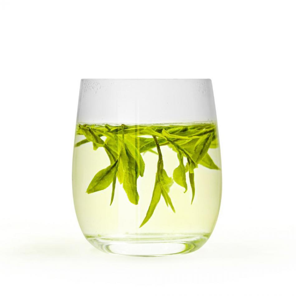 玻璃杯泡绿茶适于品饮细嫩的名贵绿茶