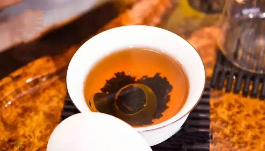 优质普洱茶的汤色是透明、发亮，汤面上浮出一层油光