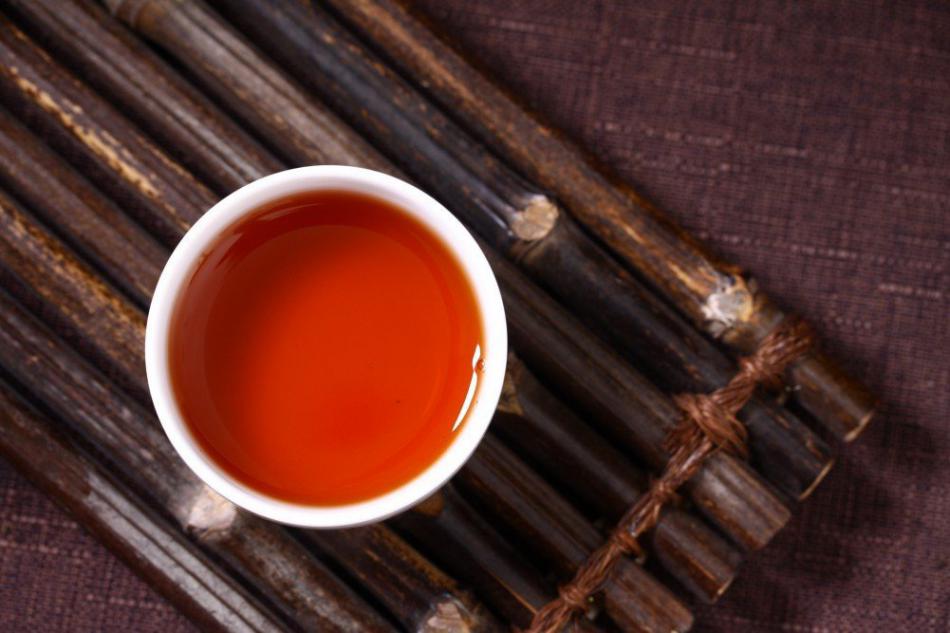 怎样简单鉴别湿仓茶？