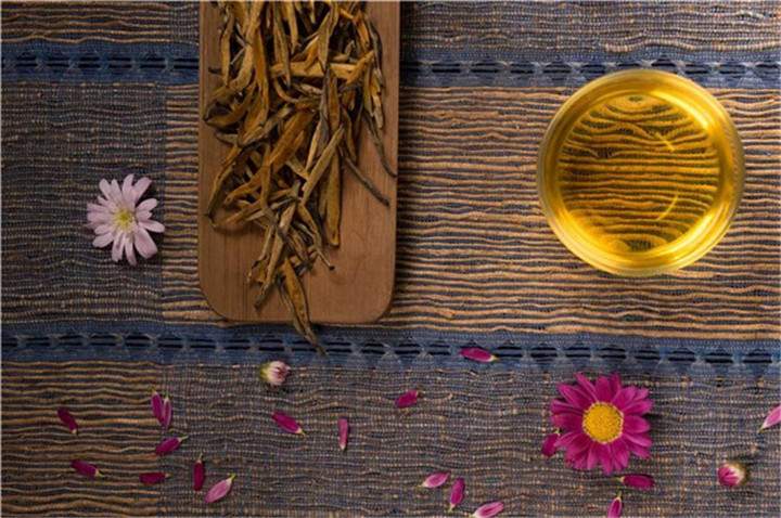 中医自用的喝茶防病法：一杯菊花茶喝走4种不适！