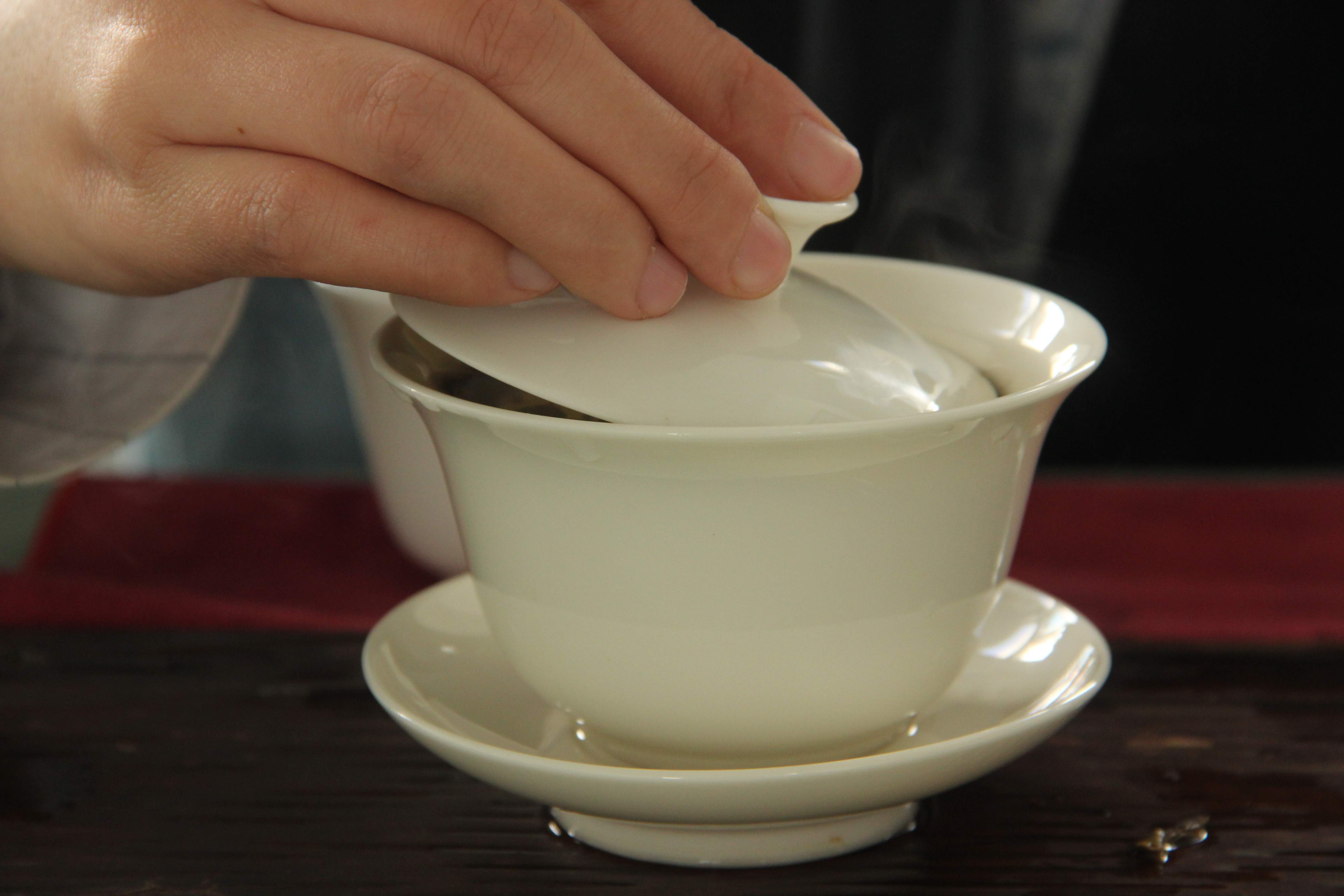怎么用盖碗冲泡普洱茶？
