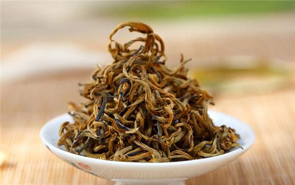 如何鉴别红茶中是否有人工添加剂？