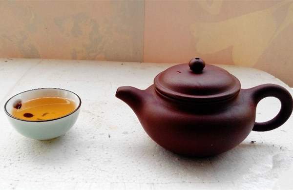 泡红茶用盖碗好还是紫砂壶好？