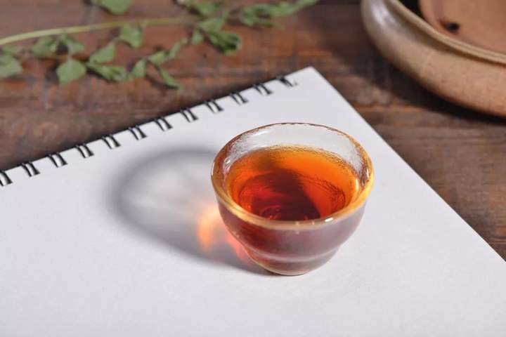 为何其它茶类含水量超过8%容易发生霉变，而普洱茶10%左右也没事呢？