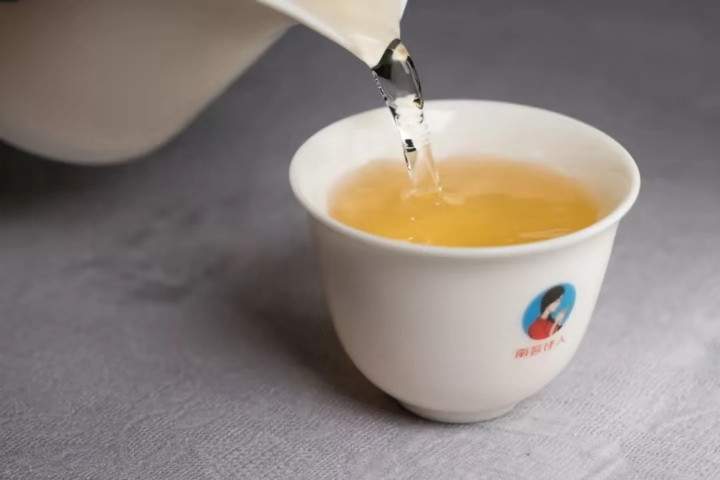 为什么冲泡普洱茶时从来不用玻璃杯而是用白瓷盖碗来泡？