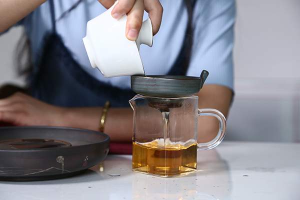 普洱茶功效作用怎么样，适合哪些人喝？女性适合喝什么茶？
