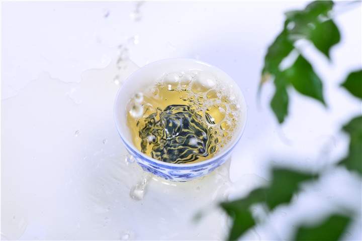 普洱茶汤中的泡沫、绒毛、油雾、絮状物。