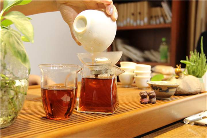 制作普洱茶的原料主要有哪些？