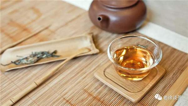 普洱茶汤表面有一层油状物是正常现象吗？