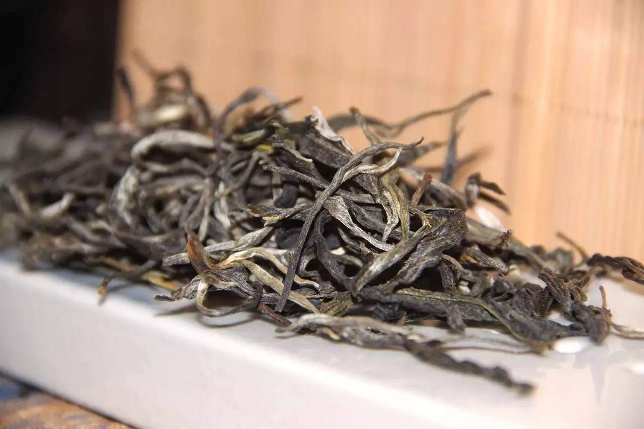 什么原因造成普洱茶具有烟熏味？
