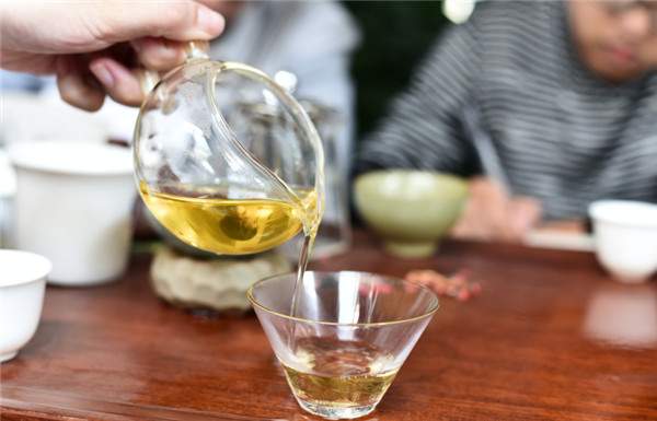 “黄片”普洱茶全解析：喝不起班章冰岛，喝喝“容嬷嬷”也不错！
