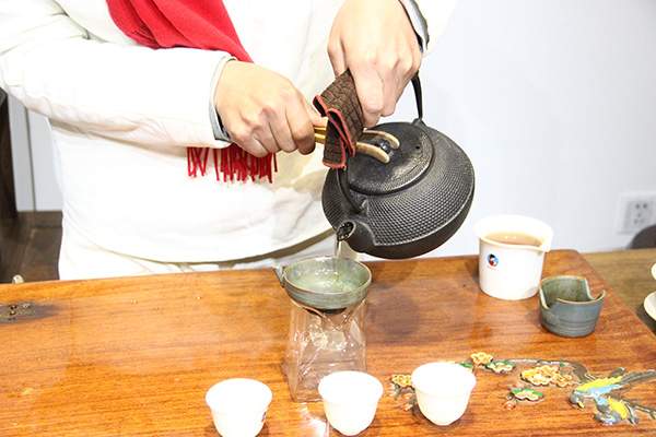 云南炭火煮茶：普洱茶适合煮？所有的普洱茶都适合煮？