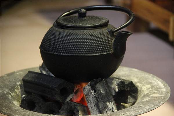 云南炭火煮茶：为什么铁壶更适合煮普洱茶？