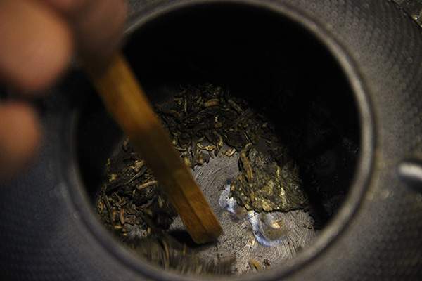 云南炭火煮茶：普洱茶怎么煮？最原生态的煮茶法