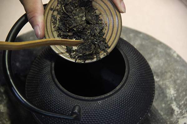 云南炭火煮茶：普洱茶怎么煮？最原生态的煮茶法