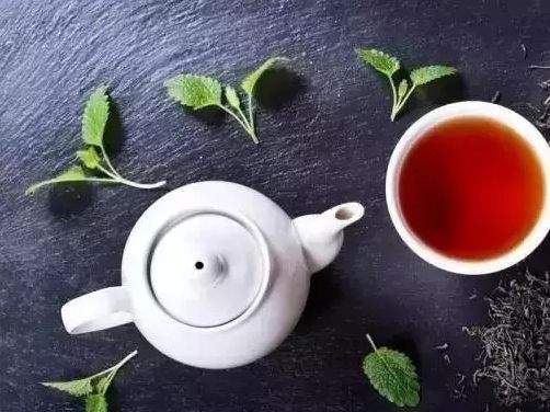 普洱茶的茶性是属寒还是属热？