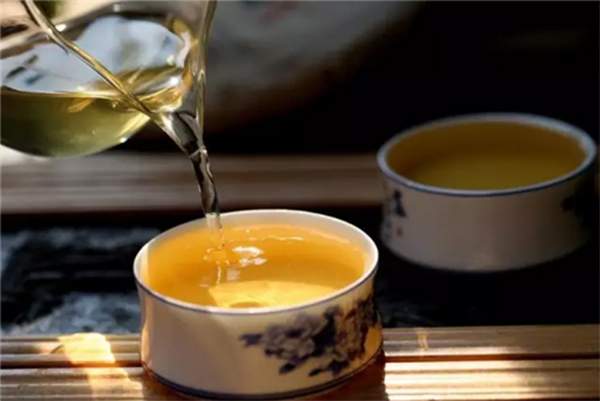 如何从汤色和透明度的变化看普洱茶的质量？