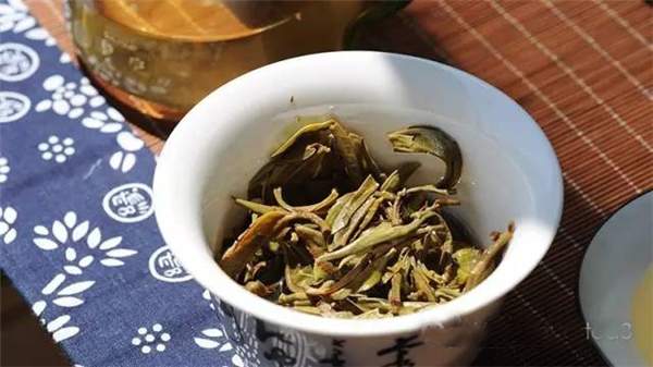 如何辨别普洱茶的新茶和老茶？