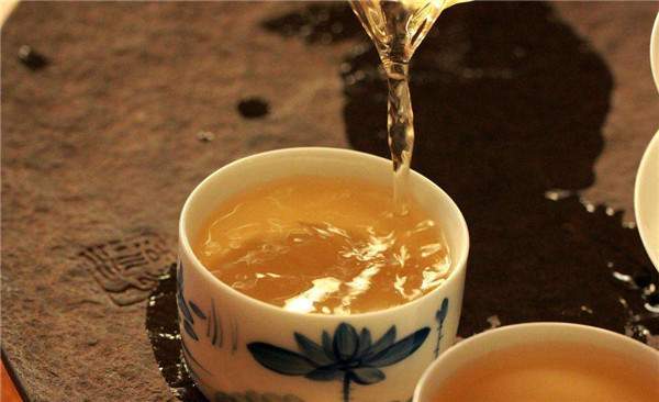 喝普洱生茶好还是熟茶好？生茶和熟茶适合在睡前喝吗？