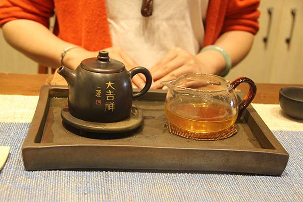用建水陶泡出来的普洱茶汤，究竟是一种什么样的体验？
