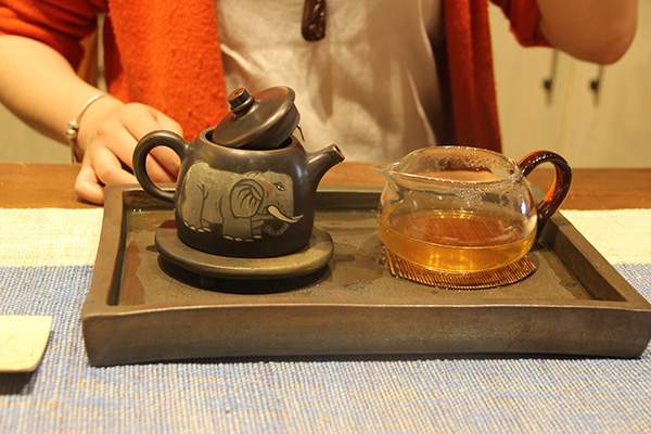 用建水陶泡出来的普洱茶汤，究竟是一种什么样的体验？
