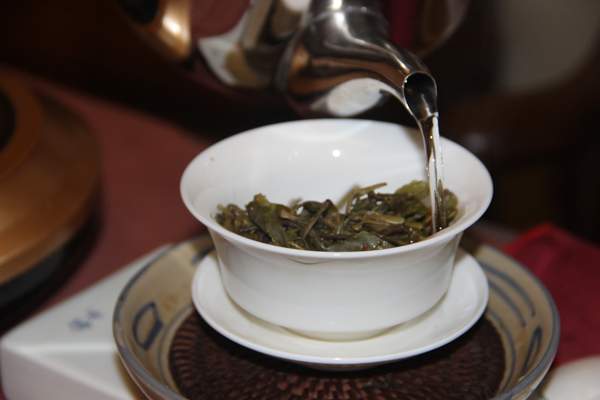 什么是普洱茶的留根闷泡法？