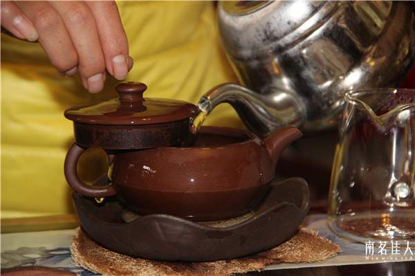 如何用紫砂壶冲泡普洱熟茶？