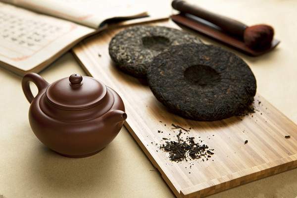茶叶论缸卖：窖藏普洱茶怎么藏，有何意义？