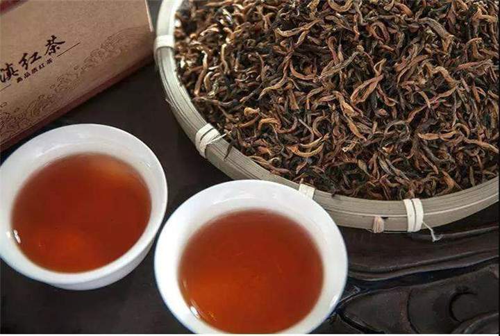 金骏眉属于红茶，花果香清新优雅而细腻