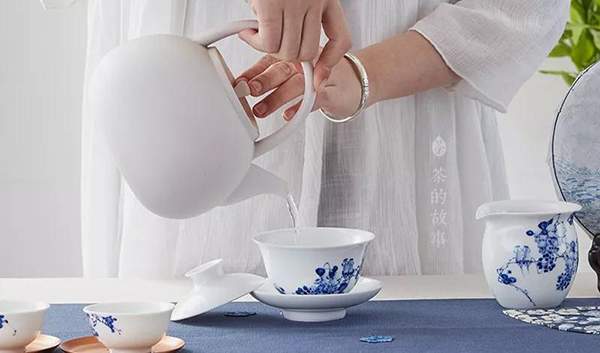 如何拿盖碗泡茶？有哪些不烫手的小技巧？