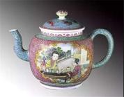清代皇帝用过的茶具：“珐琅彩开光仕女图茶壶”（三）