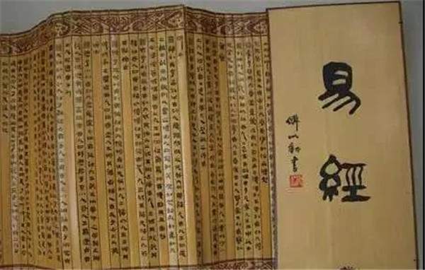 清代皇帝用过的茶具：“描红荷露烹茶荷花茶壶”（一）
