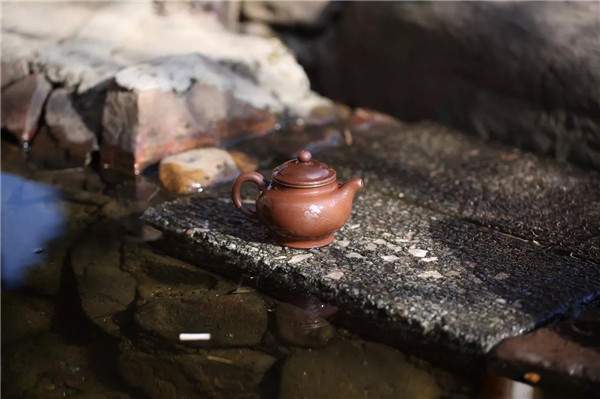 关于紫砂壶烧水的介绍：紫砂壶和铁壶哪个烧水更好？