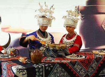哈尼族的土锅茶文化