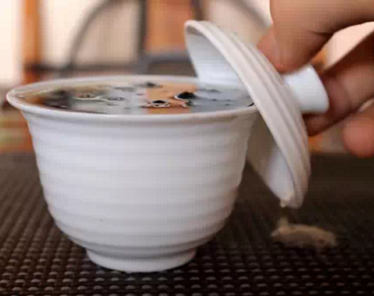 盖碗泡茶时如何快速洗茶？分享洗茶的技巧