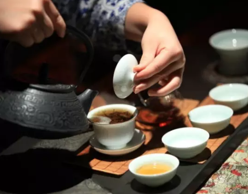 如何使用盖碗泡茶?使用盖碗泡茶有什么技巧?