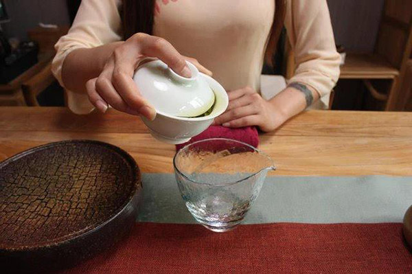 如何使用盖碗来泡茶教你正确使用手中的盖碗