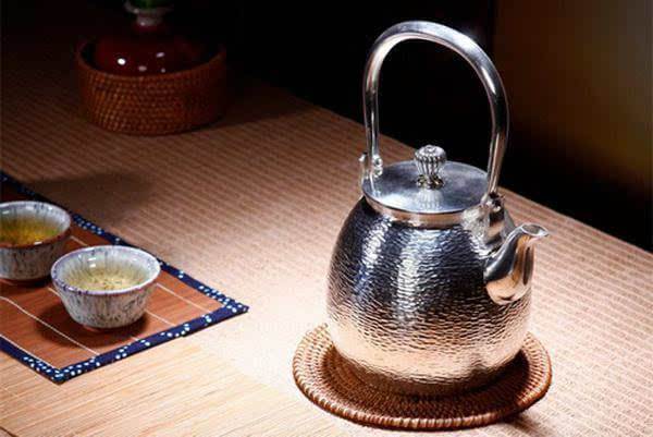 茶博会上的银壶铁壶亮点在哪详解铁壶和银壶的特点