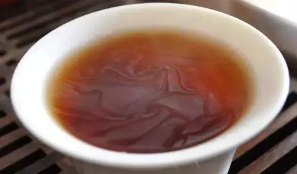 如果你喝的茶出现“油雾”，说明这款茶的价格……