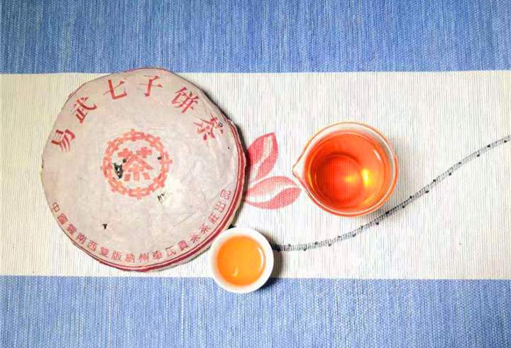 2003年易武七子饼茶：茶汤柔和润口，泡饮间陈香渐显