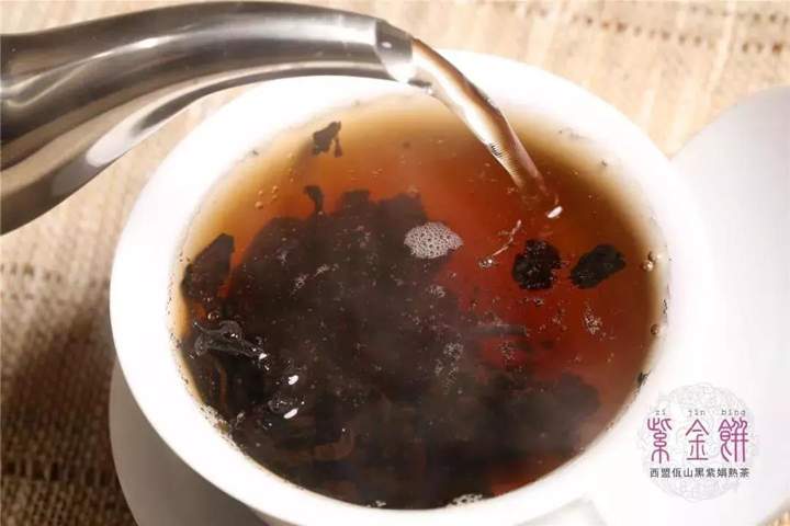 你绝对没有喝过这种风味的普洱熟茶？2018紫金饼西盟佤山黑紫娟熟茶怎么样？
