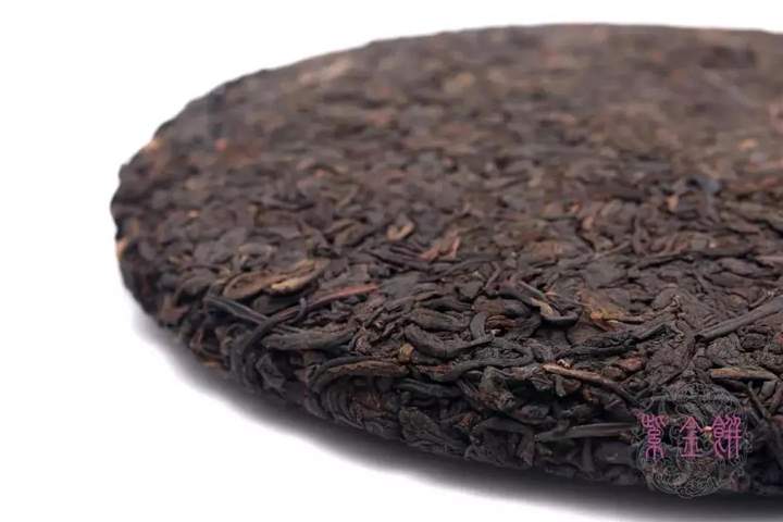 你绝对没有喝过这种风味的普洱熟茶？2018紫金饼西盟佤山黑紫娟熟茶怎么样？